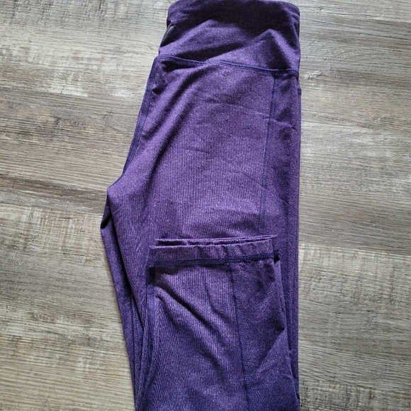 Old Navy crops - Picture 2 of 3